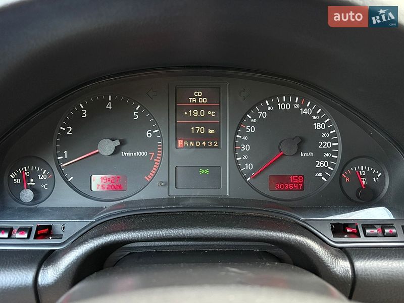 Седан Audi A8 2000 в Староконстантинове