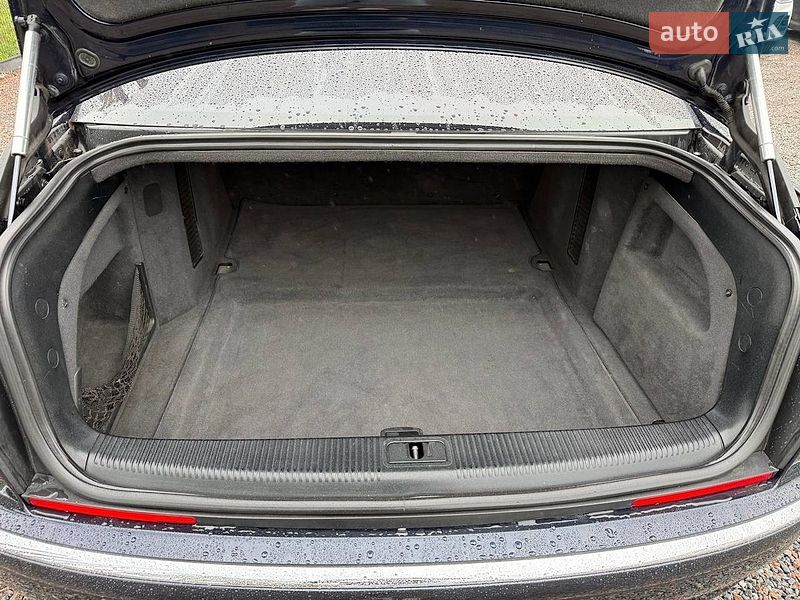 Седан Audi A8 2009 в Стрию
