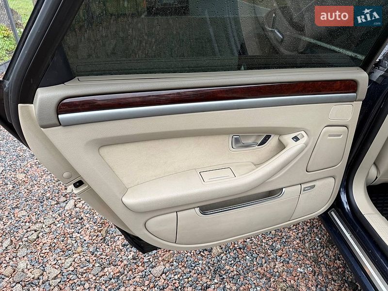 Седан Audi A8 2009 в Стрию