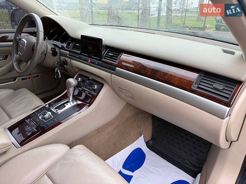 Седан Audi A8 2009 в Стрию