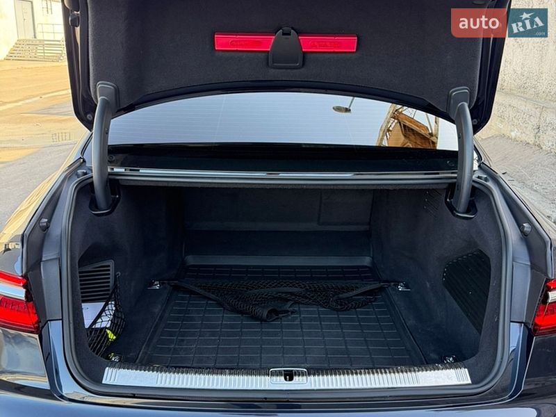 Седан Audi A8 2021 в Києві