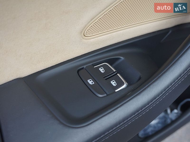 Седан Audi A8 2012 в Одесі