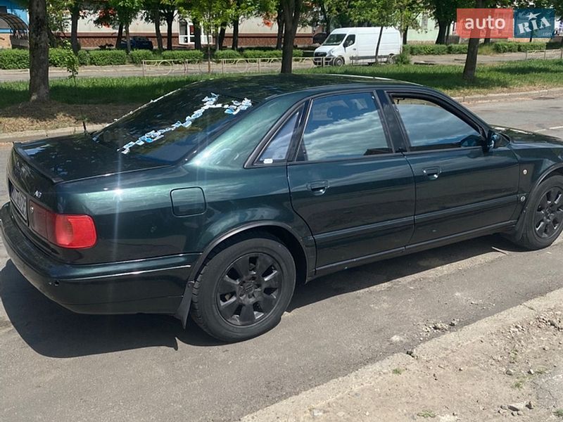 Седан Audi A8 1996 в Калуші