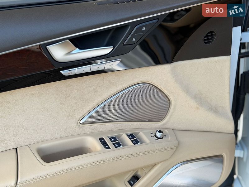 Седан Audi A8 2012 в Києві