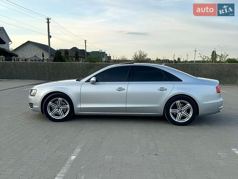 Седан Audi A8 2012 в Вараше