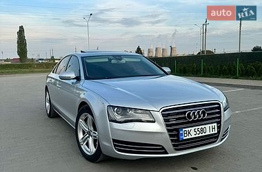 Седан Audi A8 2012 в Вараше