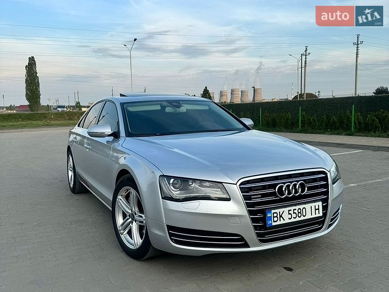 Седан Audi A8 2012 в Вараше
