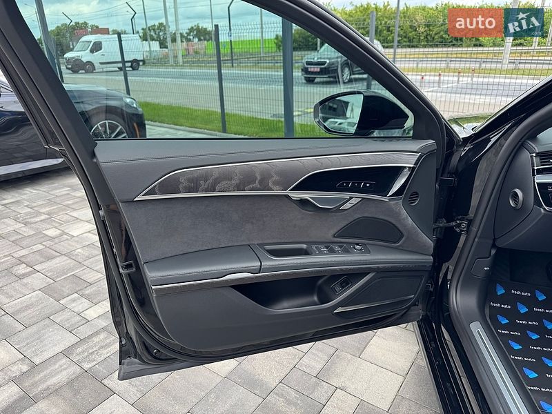 Седан Audi A8 2024 в Рівному
