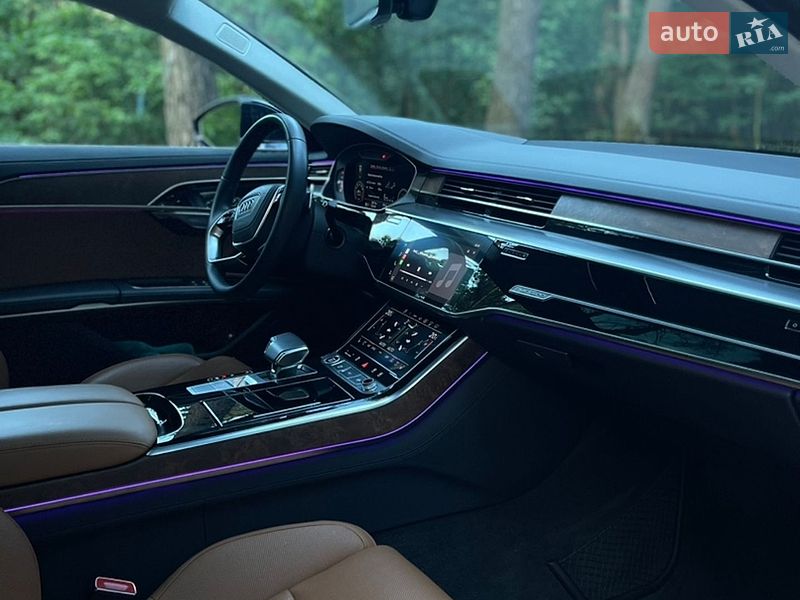 Седан Audi A8 2023 в Львові