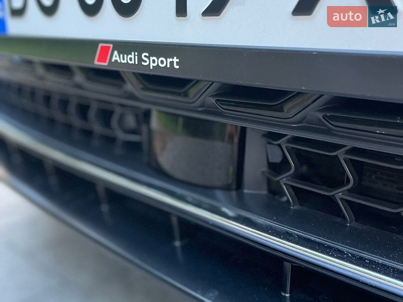 Седан Audi A8 2023 в Львові