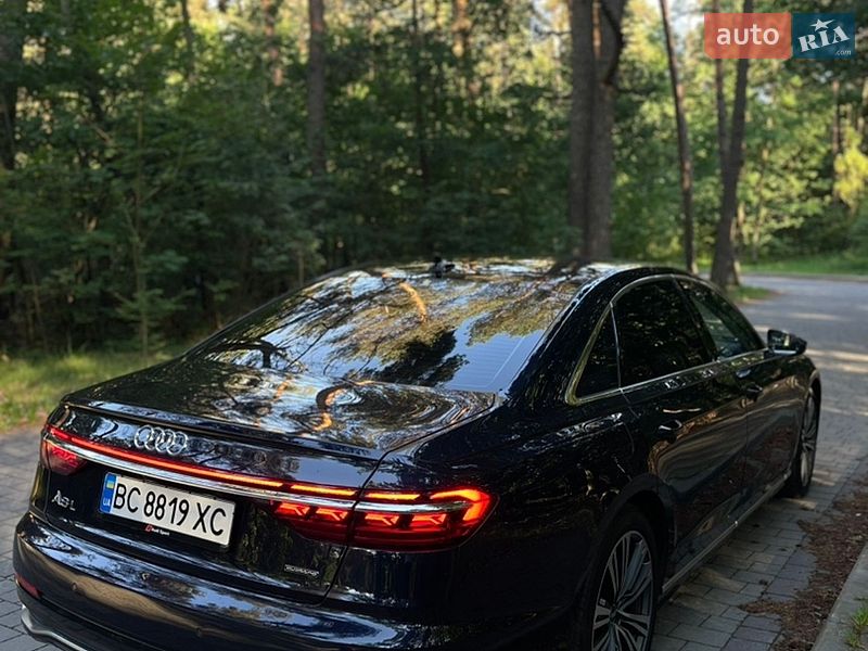 Седан Audi A8 2023 в Львові