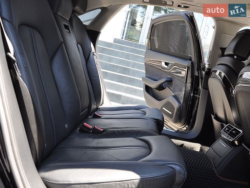 Седан Audi A8 2015 в Одесі