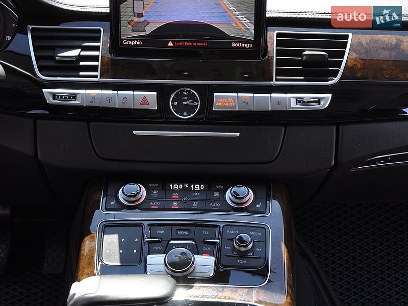 Седан Audi A8 2015 в Одесі