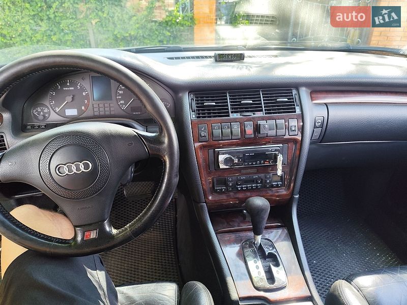 Седан Audi A8 1995 в Очакове