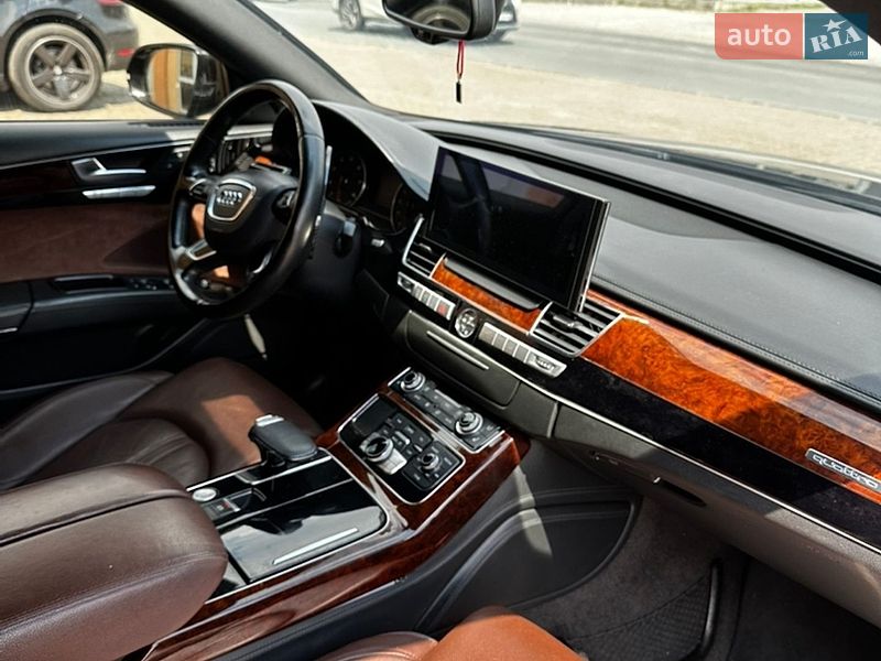 Седан Audi A8 2012 в Львові