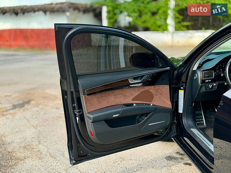 Седан Audi A8 2014 в Черновцах