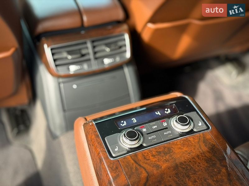 Седан Audi A8 2014 в Черновцах