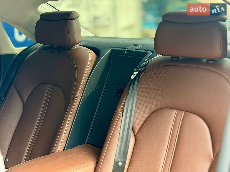 Седан Audi A8 2014 в Черновцах