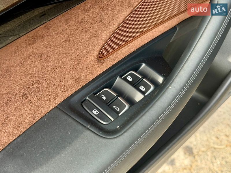 Седан Audi A8 2014 в Черновцах
