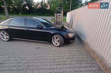 Седан Audi A8 2012 в Новоселице