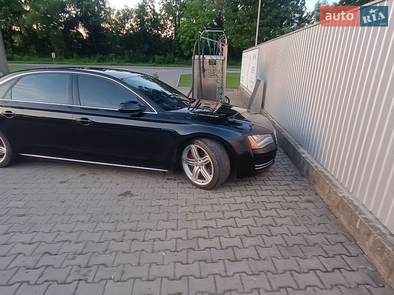 Седан Audi A8 2012 в Новоселице
