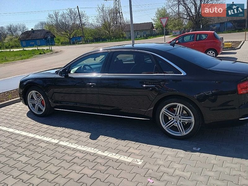Седан Audi A8 2012 в Новоселице