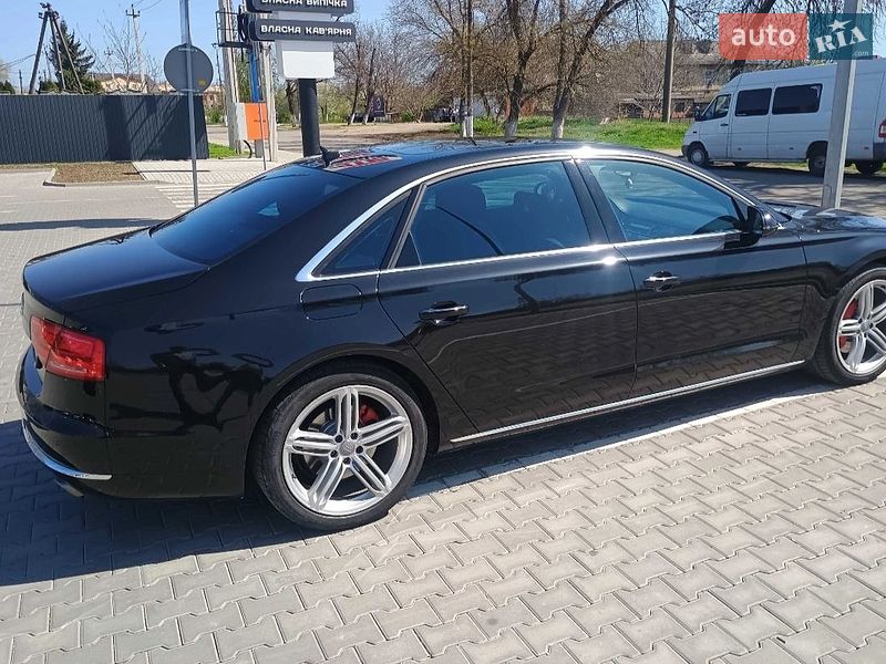 Седан Audi A8 2012 в Новоселице