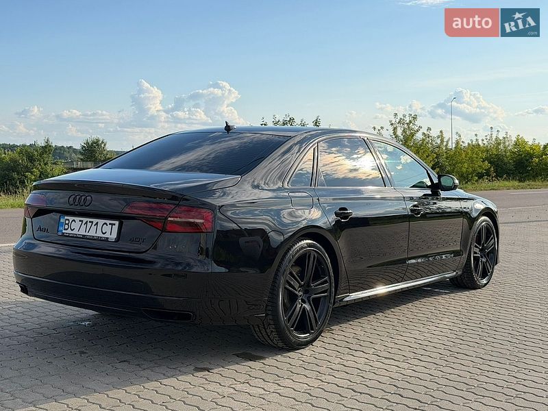 Седан Audi A8 2015 в Львові