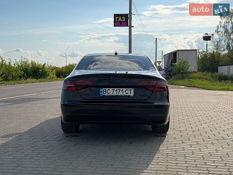 Седан Audi A8 2015 в Львові