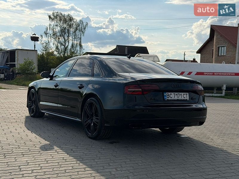 Седан Audi A8 2015 в Львові