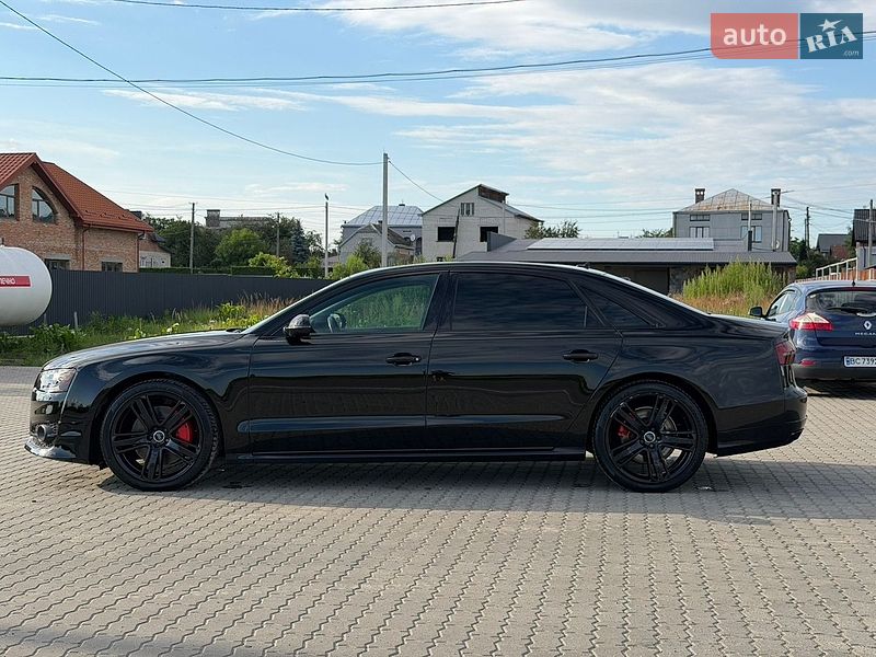 Седан Audi A8 2015 в Львові