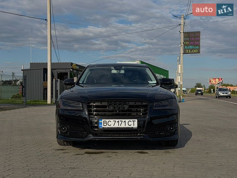 Седан Audi A8 2015 в Львові