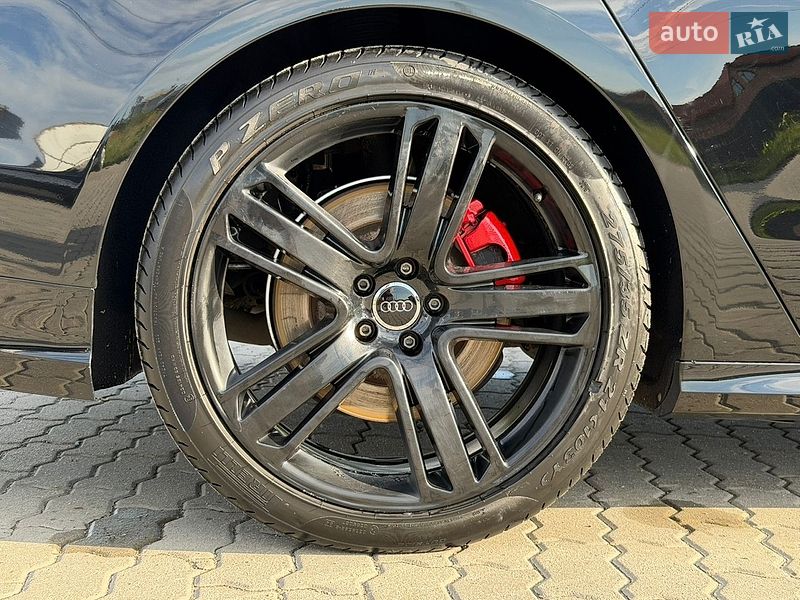 Седан Audi A8 2015 в Львові