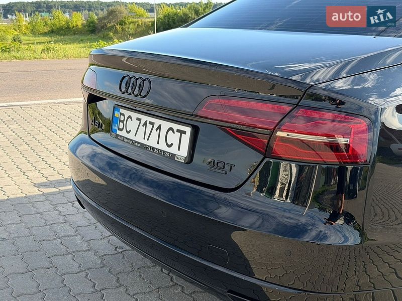 Седан Audi A8 2015 в Львові