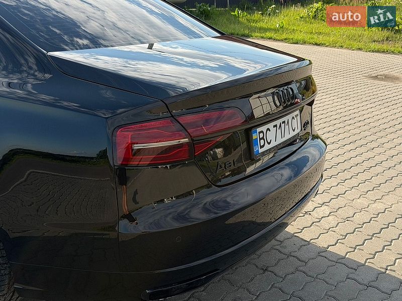Седан Audi A8 2015 в Львові