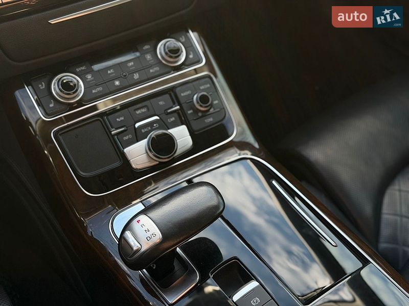 Седан Audi A8 2015 в Львові
