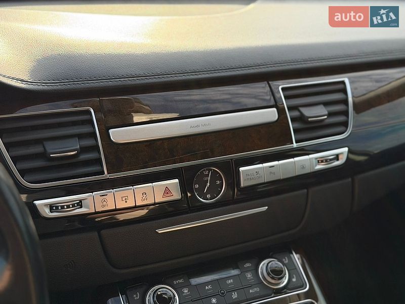 Седан Audi A8 2015 в Львові