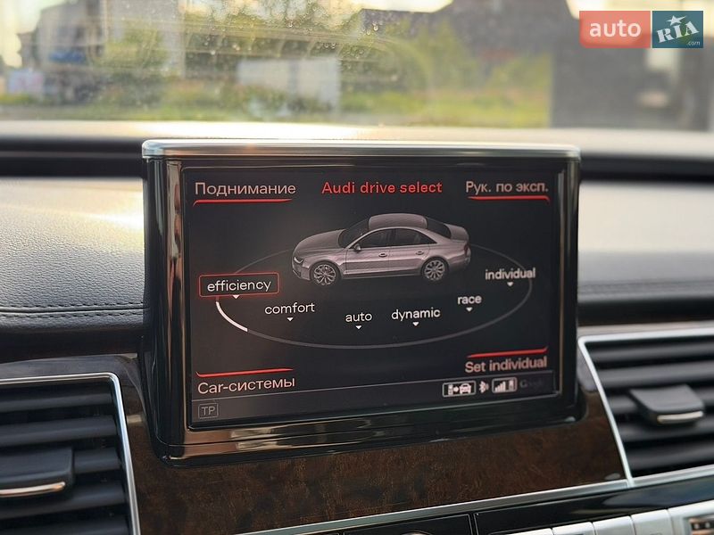 Седан Audi A8 2015 в Львові