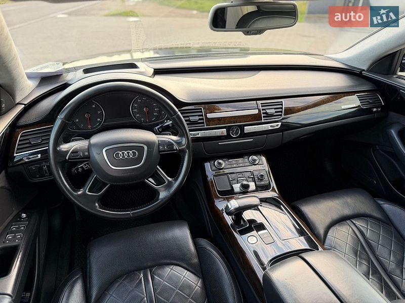 Седан Audi A8 2015 в Львові