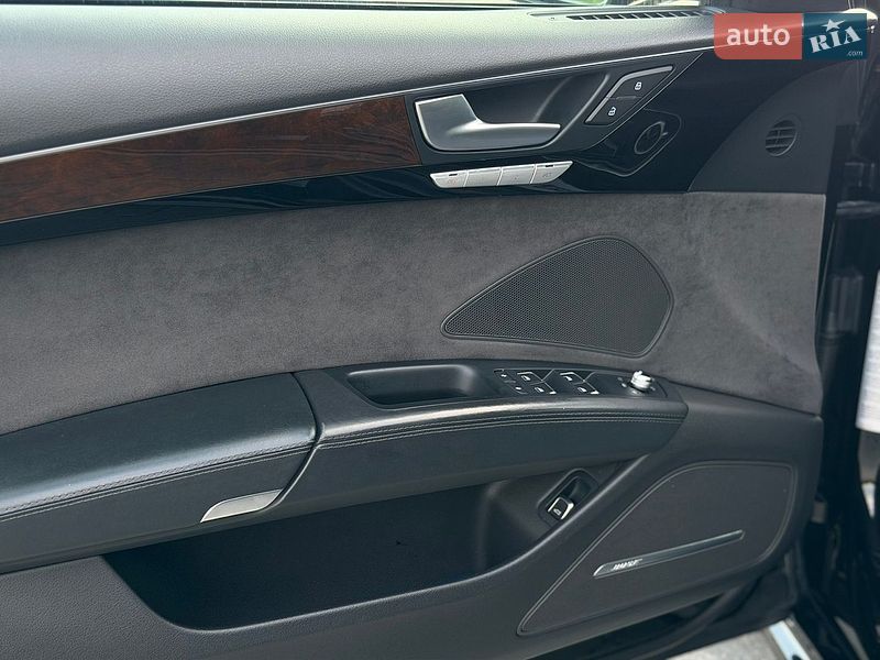 Седан Audi A8 2015 в Львові