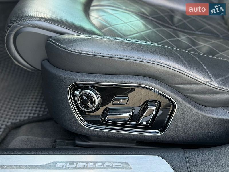 Седан Audi A8 2015 в Львові