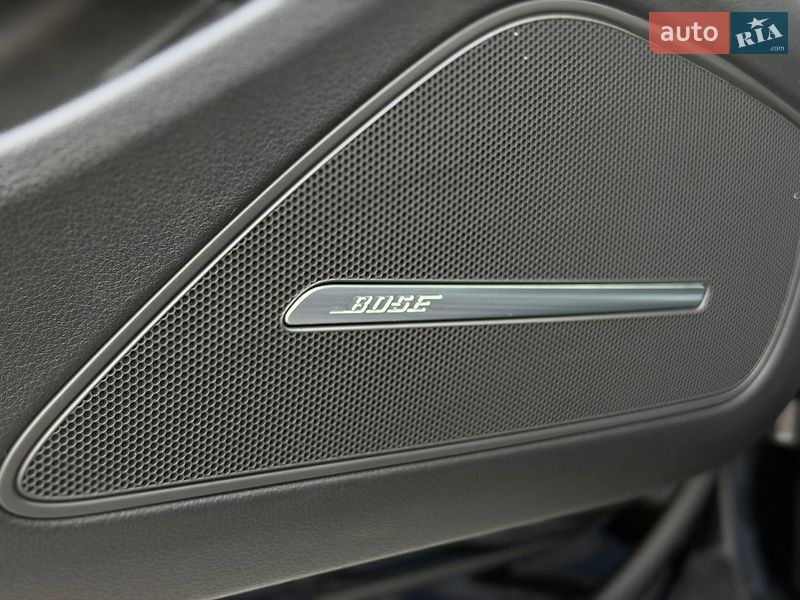 Седан Audi A8 2015 в Львові