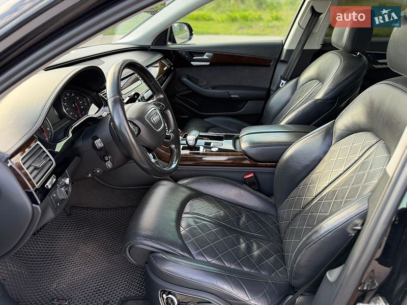 Седан Audi A8 2015 в Львові