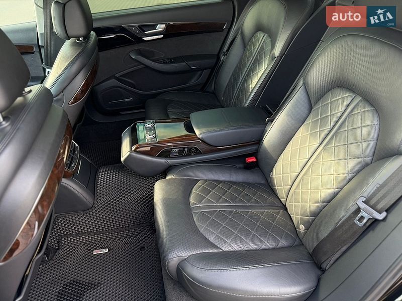 Седан Audi A8 2015 в Львові