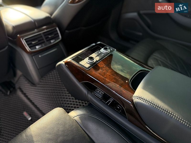 Седан Audi A8 2015 в Львові