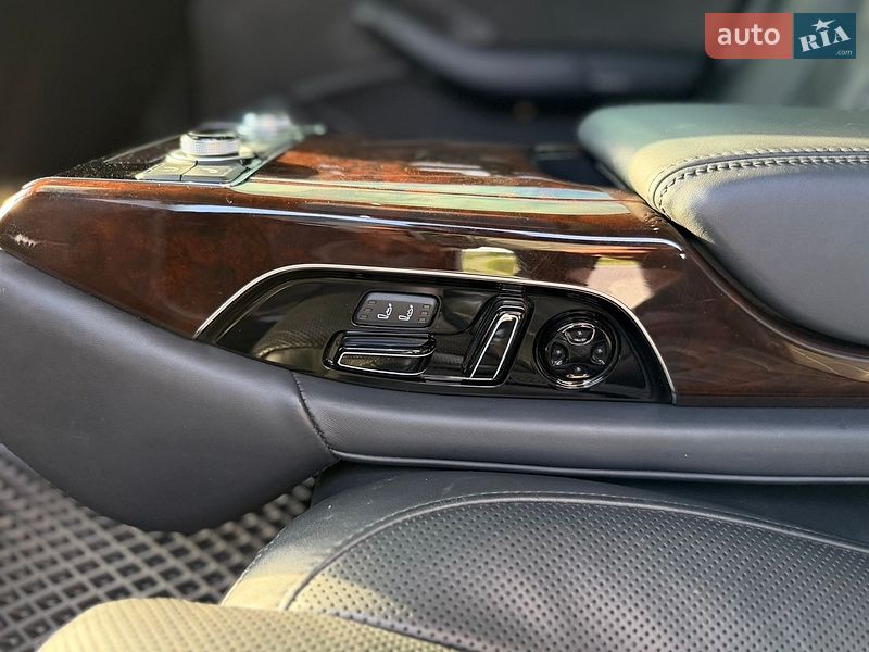 Седан Audi A8 2015 в Львові