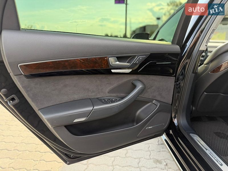 Седан Audi A8 2015 в Львові