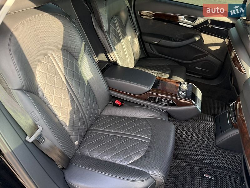 Седан Audi A8 2015 в Львові