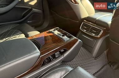 Седан Audi A8 2015 в Львові