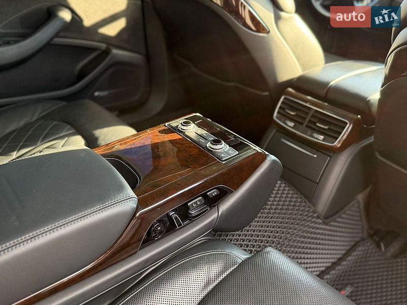 Седан Audi A8 2015 в Львові